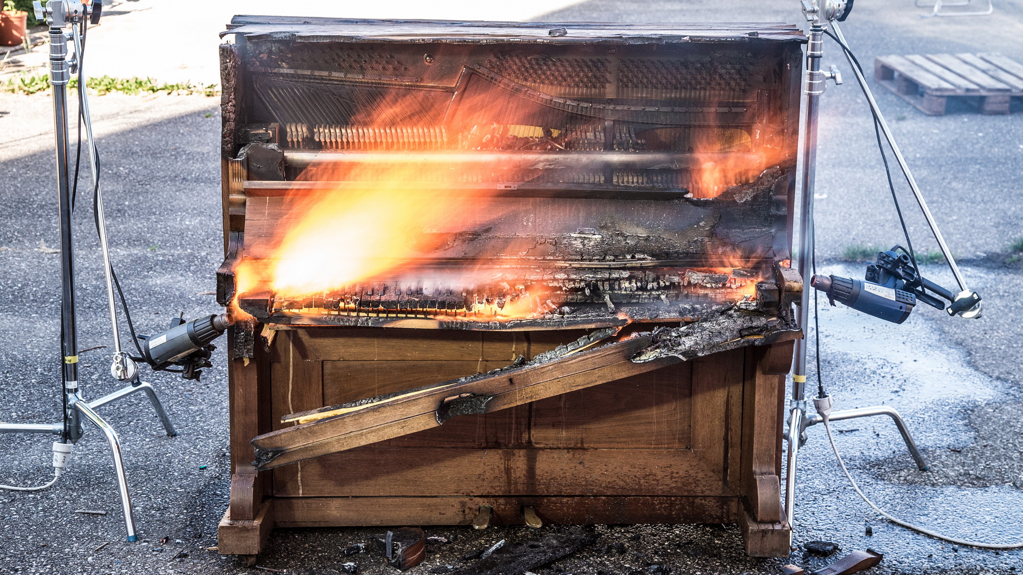 Burning piano. Горящее фортепиано. Горящее пианино. Рояль горит. Данила Большаков горящее пианино.